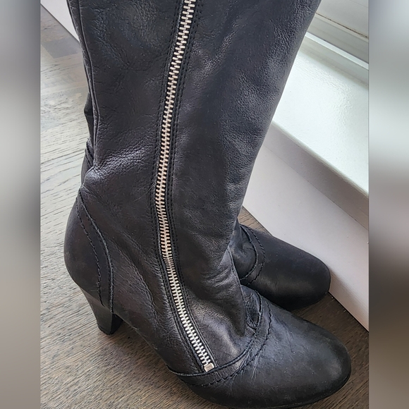 Tall leather boots - Picture 3 of 6